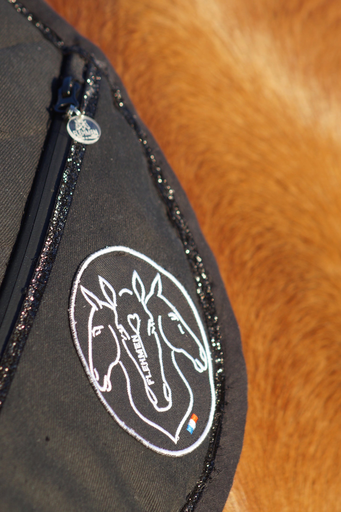 Tapis de selle à POCHE imperméable - LOGO FLEHMEN